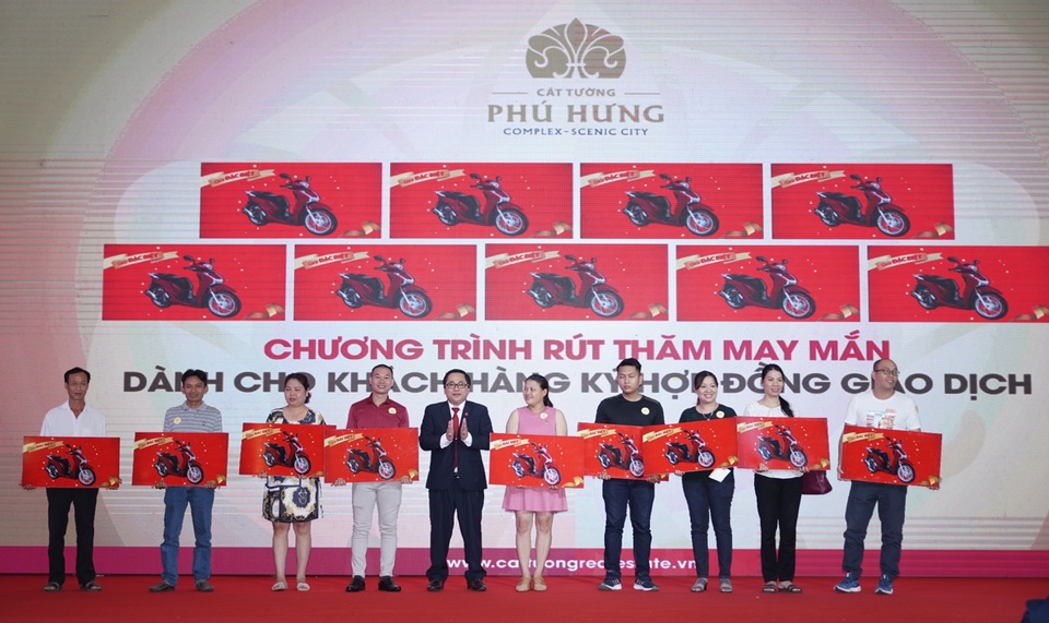 Không khí “nóng rực” tại sự kiện mở bán Cát Tường Phú Hưng đợt 5 - 3 Không khí “nóng rực” tại sự kiện mở bán Cát Tường Phú Hưng đợt 5 - 3