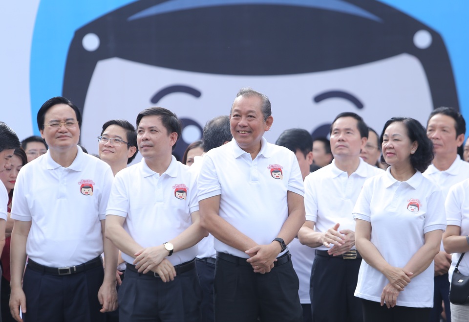 3000 học sinh lớp 1 xuống đường vận động “Đội mũ bảo hiểm cho trẻ em” - 2 3000 học sinh lớp 1 xuống đường vận động “Đội mũ bảo hiểm cho trẻ em” - 2