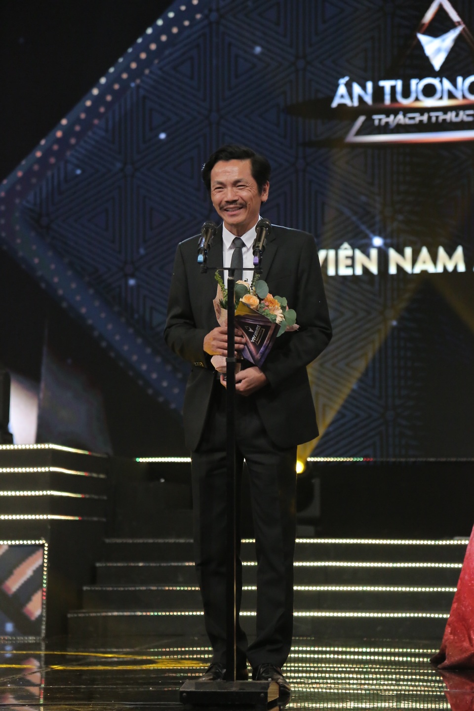 NSND Trung Anh bối rối, Bảo Thanh bật khóc khi nhận giải Diễn viên ấn tượng - 1 NSND Trung Anh bối rối, Bảo Thanh bật khóc khi nhận giải Diễn viên ấn tượng - 1