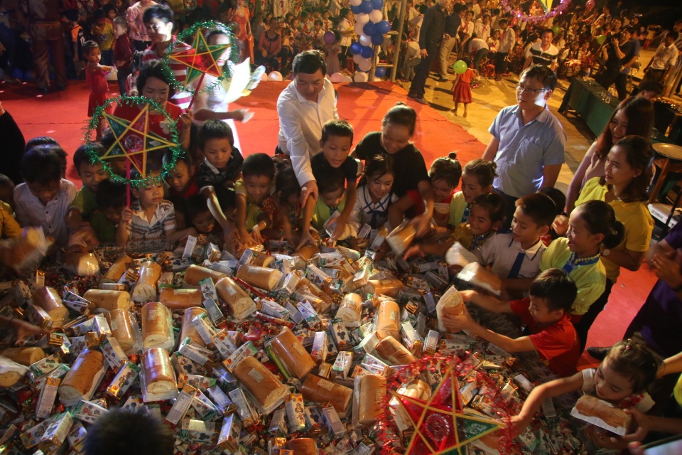 Chương trình “Vầng trăng yêu thương” đến với trẻ em xã biên giới Tam Hợp - 3 Chương trình “Vầng trăng yêu thương” đến với trẻ em xã biên giới Tam Hợp - 3