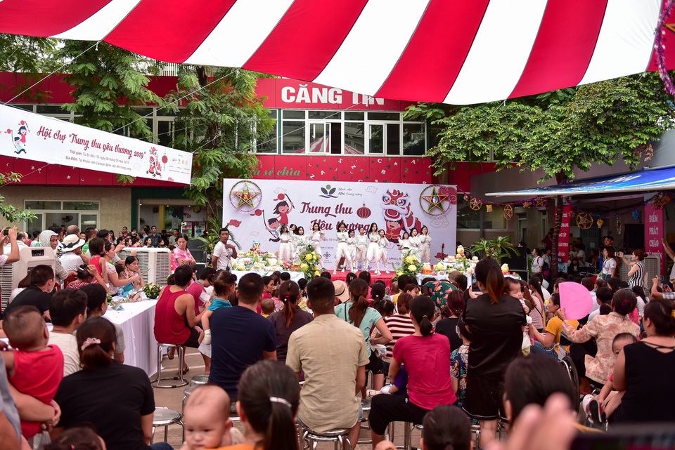 Bệnh nhi đón Trung thu sớm trong bệnh viện - 1 Bệnh nhi đón Trung thu sớm trong bệnh viện - 1