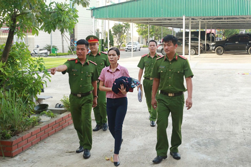 Khởi tố cô giáo lừa xin việc chiếm đoạt tài sản - 1 Khởi tố cô giáo lừa xin việc chiếm đoạt tài sản - 1