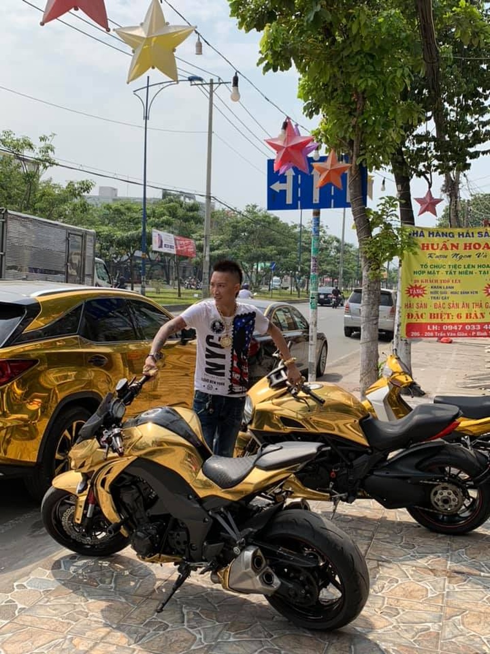 Huấn hoa hồng thường xuyên “khoe tiền”, livestream cảnh đòi nợ thuê trước khi bị đưa đi cai nghiện - 3 Huấn hoa hồng thường xuyên “khoe tiền”, livestream cảnh đòi nợ thuê trước khi bị đưa đi cai nghiện - 3