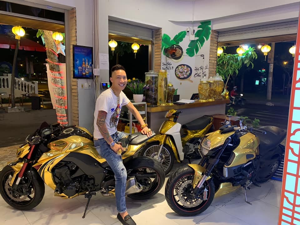 Huấn hoa hồng thường xuyên “khoe tiền”, livestream cảnh đòi nợ thuê trước khi bị đưa đi cai nghiện - 5 Huấn hoa hồng thường xuyên “khoe tiền”, livestream cảnh đòi nợ thuê trước khi bị đưa đi cai nghiện - 5