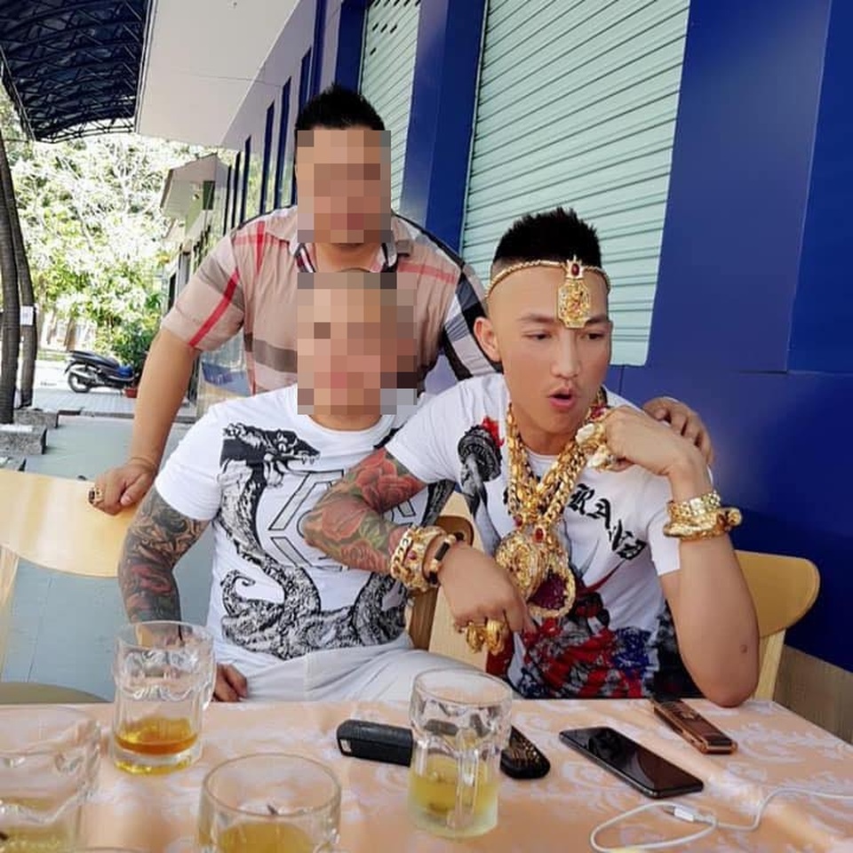 Huấn hoa hồng thường xuyên “khoe tiền”, livestream cảnh đòi nợ thuê trước khi bị đưa đi cai nghiện - 6 Huấn hoa hồng thường xuyên “khoe tiền”, livestream cảnh đòi nợ thuê trước khi bị đưa đi cai nghiện - 6