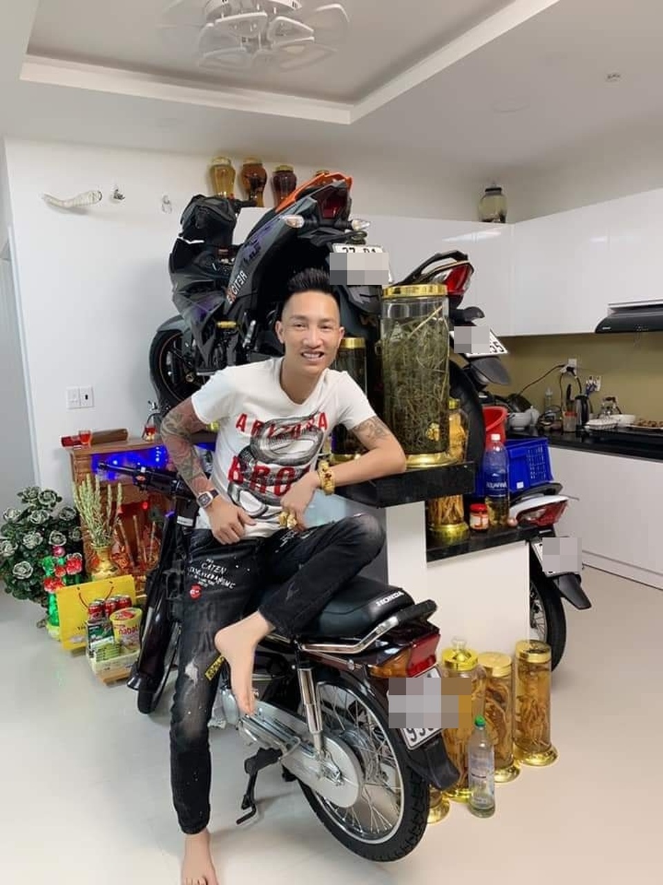 Huấn hoa hồng thường xuyên “khoe tiền”, livestream cảnh đòi nợ thuê trước khi bị đưa đi cai nghiện - 10 Huấn hoa hồng thường xuyên “khoe tiền”, livestream cảnh đòi nợ thuê trước khi bị đưa đi cai nghiện - 10