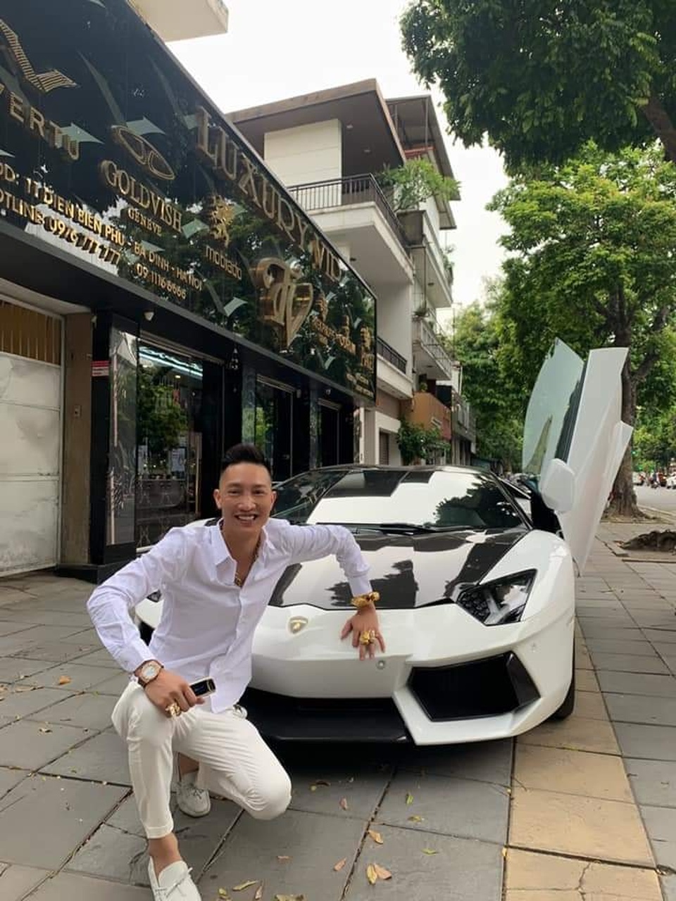 Huấn hoa hồng thường xuyên “khoe tiền”, livestream cảnh đòi nợ thuê trước khi bị đưa đi cai nghiện - 2 Huấn hoa hồng thường xuyên “khoe tiền”, livestream cảnh đòi nợ thuê trước khi bị đưa đi cai nghiện - 2