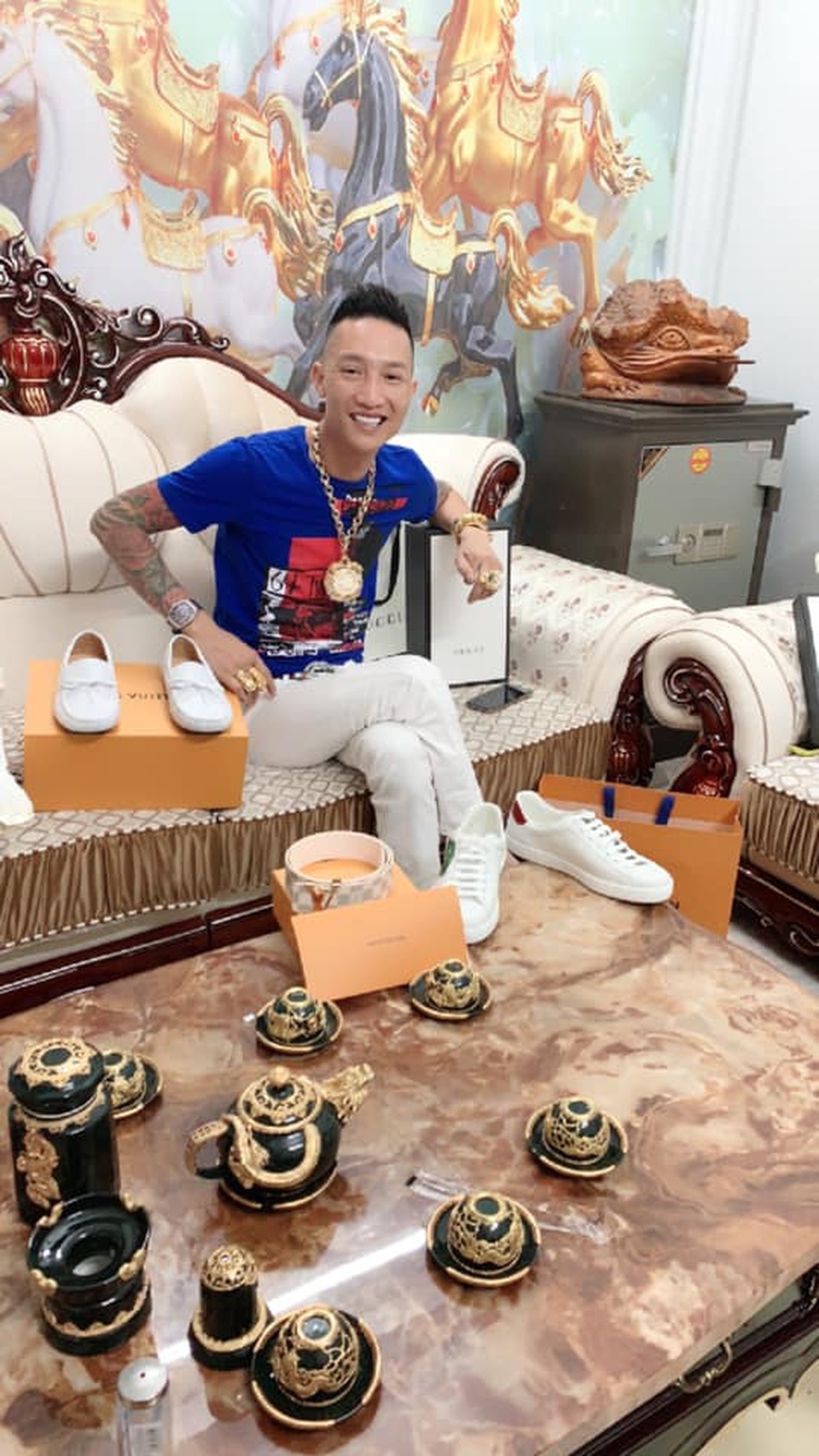 Huấn hoa hồng thường xuyên “khoe tiền”, livestream cảnh đòi nợ thuê trước khi bị đưa đi cai nghiện - 4 Huấn hoa hồng thường xuyên “khoe tiền”, livestream cảnh đòi nợ thuê trước khi bị đưa đi cai nghiện - 4