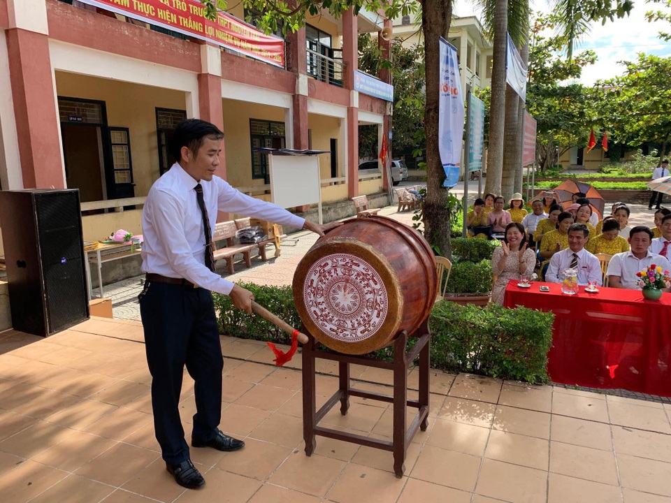 Quảng Bình: Tổ chức khai giảng cho gần 90 ngàn học sinh vùng ảnh hưởng mưa lũ - 1 Quảng Bình: Tổ chức khai giảng cho gần 90 ngàn học sinh vùng ảnh hưởng mưa lũ - 1