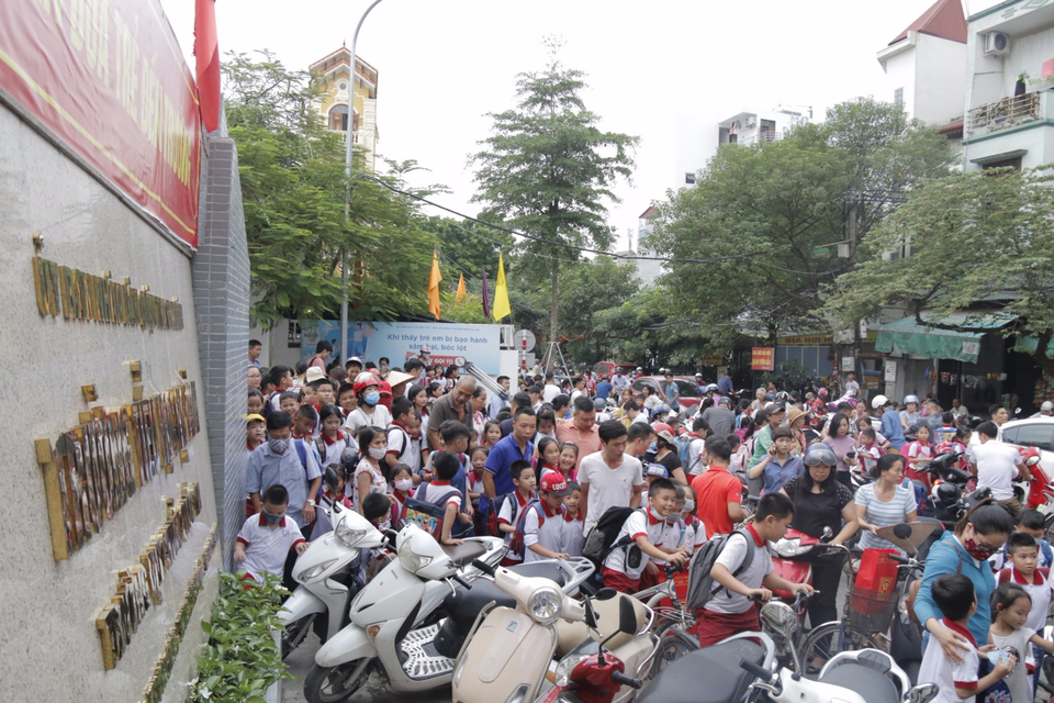 Vụ cháy Công ty bóng đèn phích nước Rạng Đông: Hơn 300 học sinh nghỉ học - 3 Vụ cháy Công ty bóng đèn phích nước Rạng Đông: Hơn 300 học sinh nghỉ học - 3