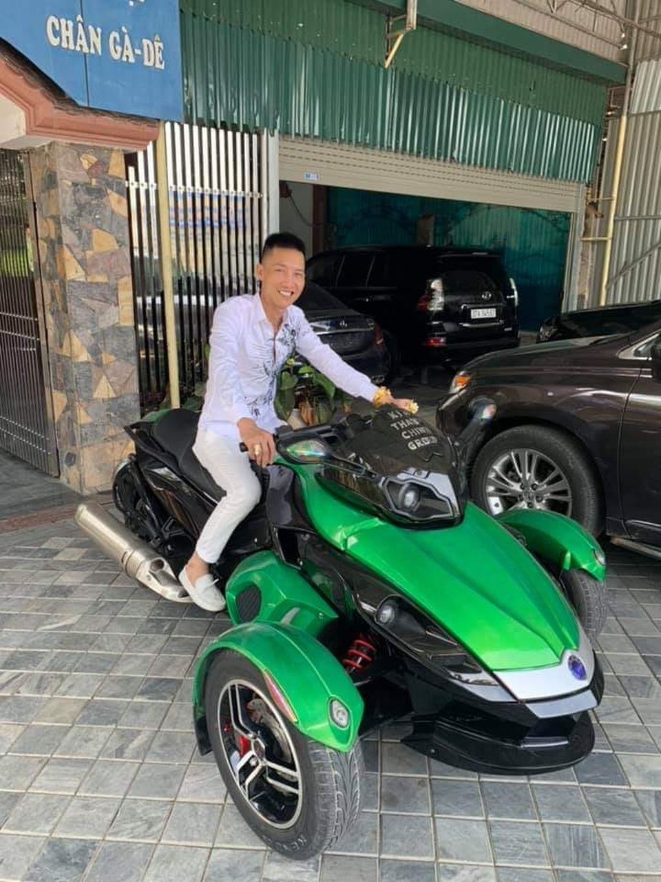 Huấn hoa hồng thường xuyên “khoe tiền”, livestream cảnh đòi nợ thuê trước khi bị đưa đi cai nghiện - 1 Huấn hoa hồng thường xuyên “khoe tiền”, livestream cảnh đòi nợ thuê trước khi bị đưa đi cai nghiện - 1