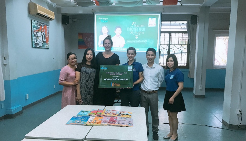 Apollo English trao tặng 30.000 cuốn sách tiếng Anh cho các em học sinh đầu năm học mới - 3 Apollo English trao tặng 30.000 cuốn sách tiếng Anh cho các em học sinh đầu năm học mới - 3