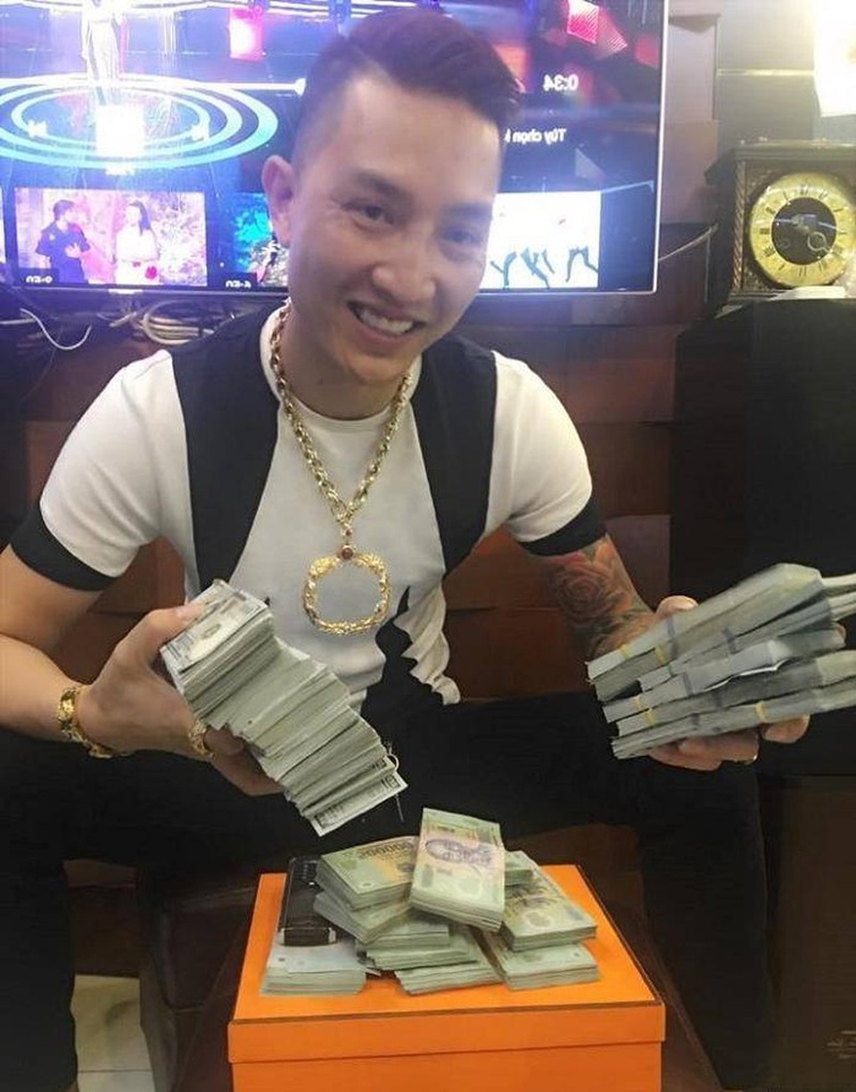 Huấn hoa hồng thường xuyên “khoe tiền”, livestream cảnh đòi nợ thuê trước khi bị đưa đi cai nghiện - 9 Huấn hoa hồng thường xuyên “khoe tiền”, livestream cảnh đòi nợ thuê trước khi bị đưa đi cai nghiện - 9