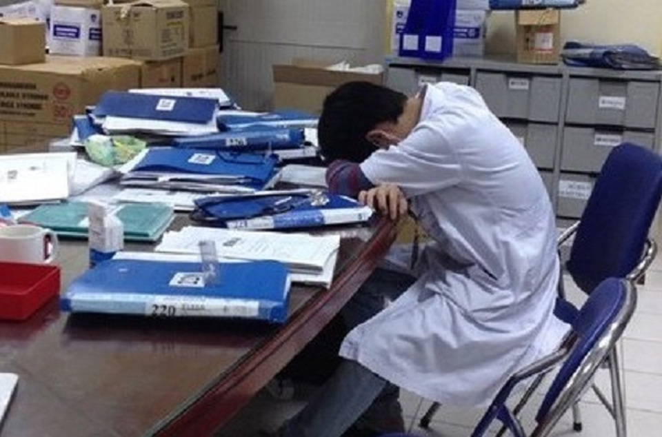 Góc khuất nghề bác sĩ: Những đêm trực và căn phòng tội lỗi trong bệnh viện - 1 Góc khuất nghề bác sĩ: Những đêm trực và căn phòng tội lỗi trong bệnh viện - 1