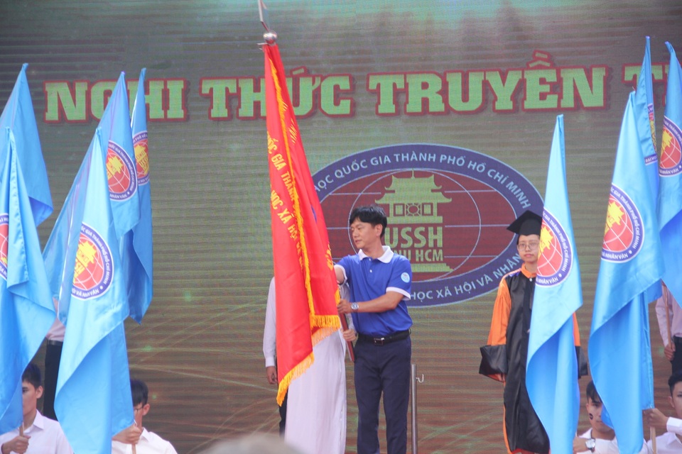 Ông Võ Văn Thưởng xúc động tri ân thầy cô khi về trường cũ dự khai giảng - 5 Ông Võ Văn Thưởng xúc động tri ân thầy cô khi về trường cũ dự khai giảng - 5