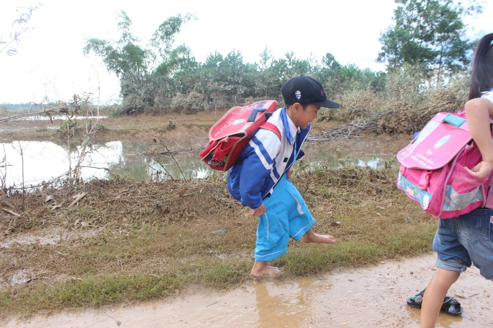 Thầy trò vùng rốn lũ háo hức khai giảng muộn - 4 Thầy trò vùng rốn lũ háo hức khai giảng muộn - 4