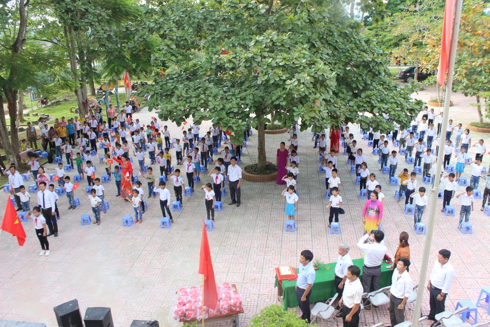 Thầy trò vùng rốn lũ háo hức khai giảng muộn - 14 Thầy trò vùng rốn lũ háo hức khai giảng muộn - 14