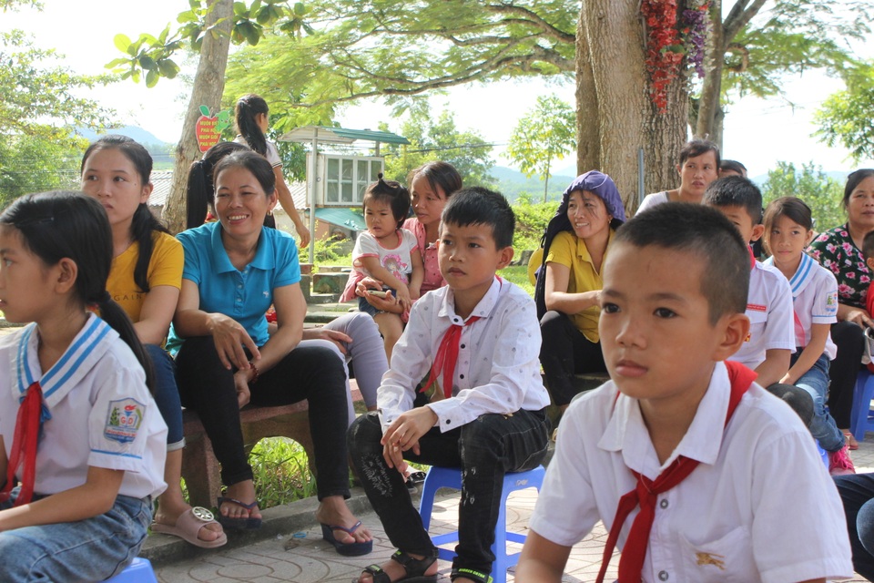 Thầy trò vùng rốn lũ háo hức khai giảng muộn - 11 Thầy trò vùng rốn lũ háo hức khai giảng muộn - 11