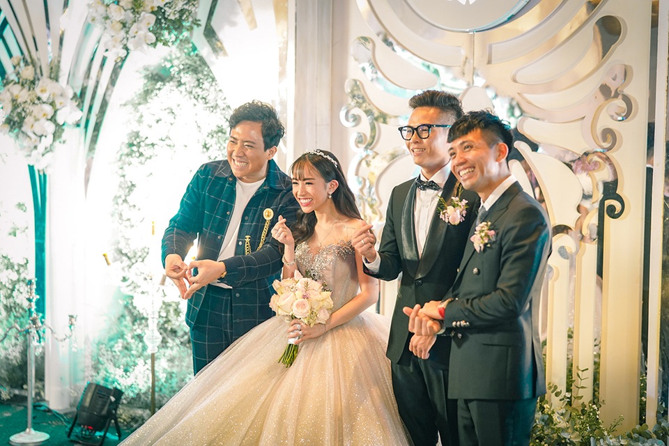 Trấn Thành, Ưng Hoàng Phúc, Tuấn Hưng... hội tụ trong đám cưới con gái Minh Nhựa - 9 Trấn Thành, Ưng Hoàng Phúc, Tuấn Hưng... hội tụ trong đám cưới con gái Minh Nhựa - 9