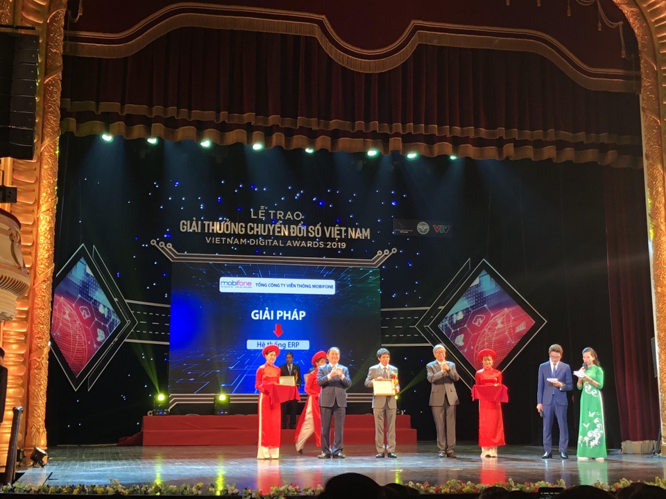 MobiFone nhận giải thưởng “Doanh nghiệp chuyển đổi số xuất sắc” - 1 MobiFone nhận giải thưởng “Doanh nghiệp chuyển đổi số xuất sắc” - 1
