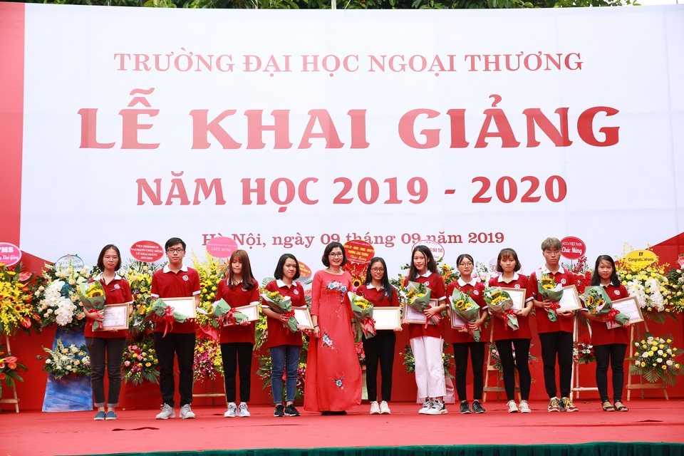 Trường ĐH Ngoại thương kêu gọi sinh viên nhắn tin ủng hộ người nghèo trong lễ khai giảng - 3 Trường ĐH Ngoại thương kêu gọi sinh viên nhắn tin ủng hộ người nghèo trong lễ khai giảng - 3