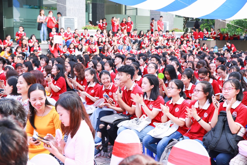Trường ĐH Ngoại thương kêu gọi sinh viên nhắn tin ủng hộ người nghèo trong lễ khai giảng - 1 Trường ĐH Ngoại thương kêu gọi sinh viên nhắn tin ủng hộ người nghèo trong lễ khai giảng - 1
