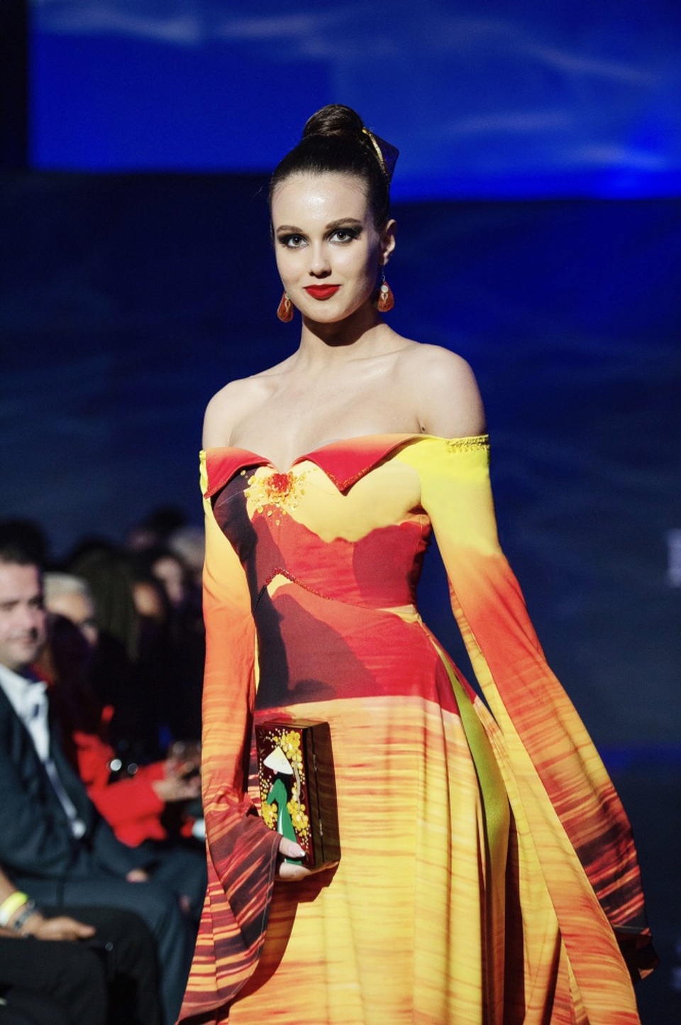 30 chiếc nón dát vàng cùng di sản Việt mở màn New York Couture Fashion Week - 6 30 chiếc nón dát vàng cùng di sản Việt mở màn New York Couture Fashion Week - 6