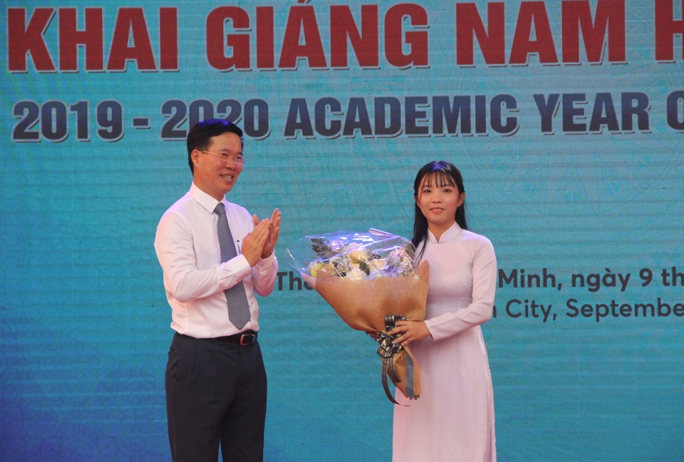Ông Võ Văn Thưởng xúc động tri ân thầy cô khi về trường cũ dự khai giảng - 3 Ông Võ Văn Thưởng xúc động tri ân thầy cô khi về trường cũ dự khai giảng - 3