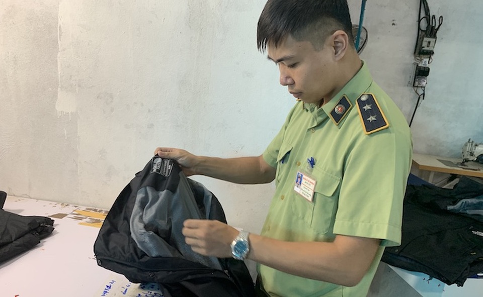 Kiểm tra đột xuất, phát hiện một cơ sở lớn làm giả hàng hiệu The North Face - 2 Kiểm tra đột xuất, phát hiện một cơ sở lớn làm giả hàng hiệu The North Face - 2