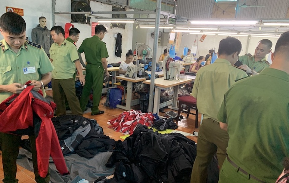 Kiểm tra đột xuất, phát hiện một cơ sở lớn làm giả hàng hiệu The North Face - 1 Kiểm tra đột xuất, phát hiện một cơ sở lớn làm giả hàng hiệu The North Face - 1