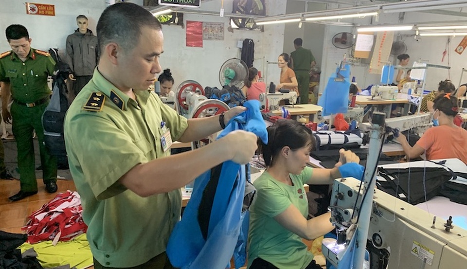 Kiểm tra đột xuất, phát hiện một cơ sở lớn làm giả hàng hiệu The North Face - 3 Kiểm tra đột xuất, phát hiện một cơ sở lớn làm giả hàng hiệu The North Face - 3