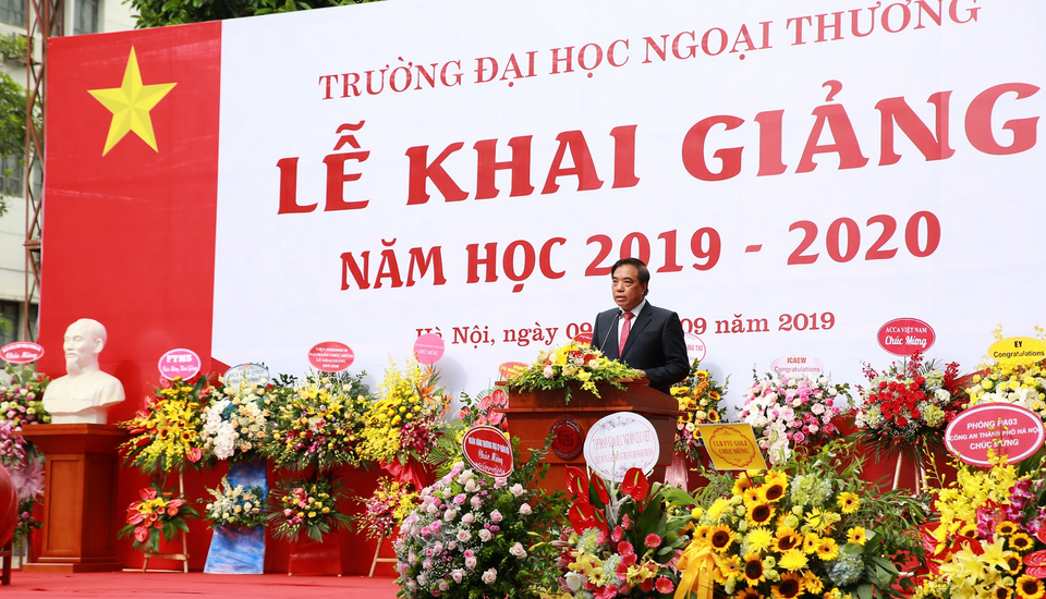Trường ĐH Ngoại thương kêu gọi sinh viên nhắn tin ủng hộ người nghèo trong lễ khai giảng - 2 Trường ĐH Ngoại thương kêu gọi sinh viên nhắn tin ủng hộ người nghèo trong lễ khai giảng - 2