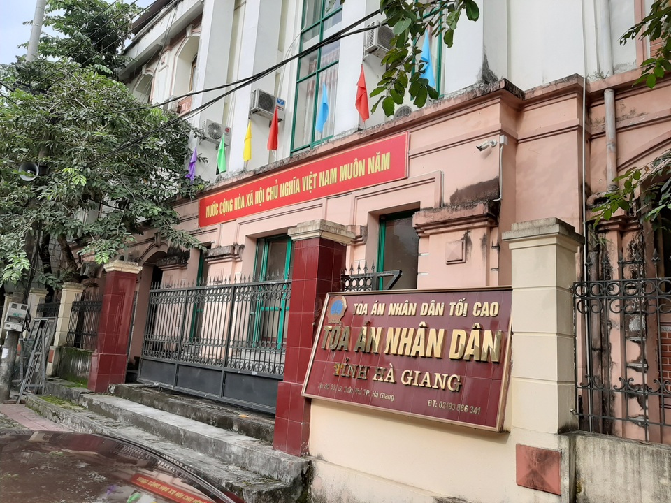 Xét xử công khai 5 bị can trong vụ gian lận điểm thi ở Hà Giang - 1 Xét xử công khai 5 bị can trong vụ gian lận điểm thi ở Hà Giang - 1