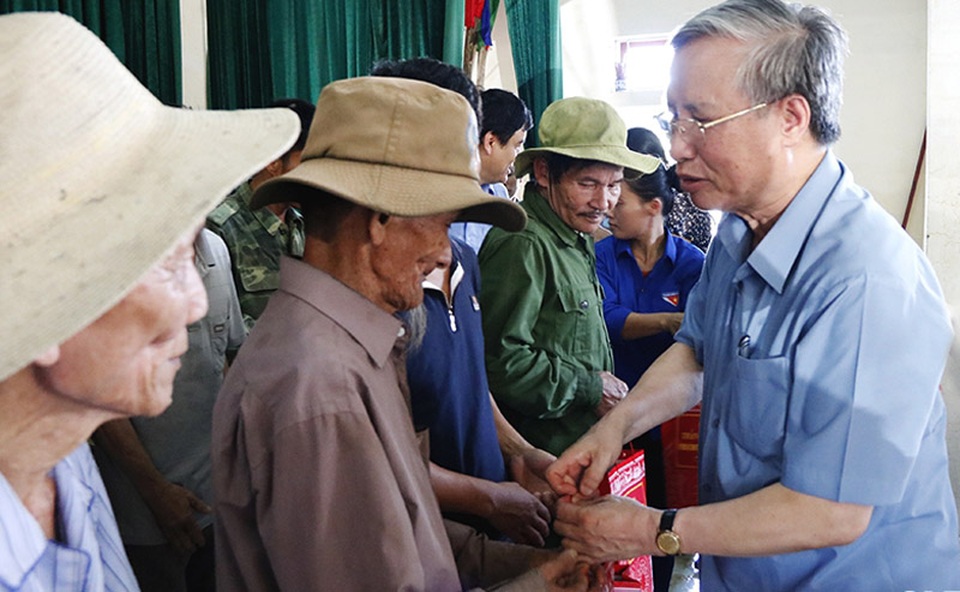 Thường trực Ban Bí thư Trần Quốc Vượng thăm người dân vùng lũ Hà Tĩnh - 4 Thường trực Ban Bí thư Trần Quốc Vượng thăm người dân vùng lũ Hà Tĩnh - 4
