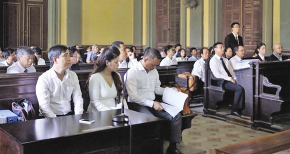 Triệu tập nhiều ngân hàng tham gia phiên tòa ly hôn vợ chồng cà phê Trung Nguyên - 3 Triệu tập nhiều ngân hàng tham gia phiên tòa ly hôn vợ chồng cà phê Trung Nguyên - 3
