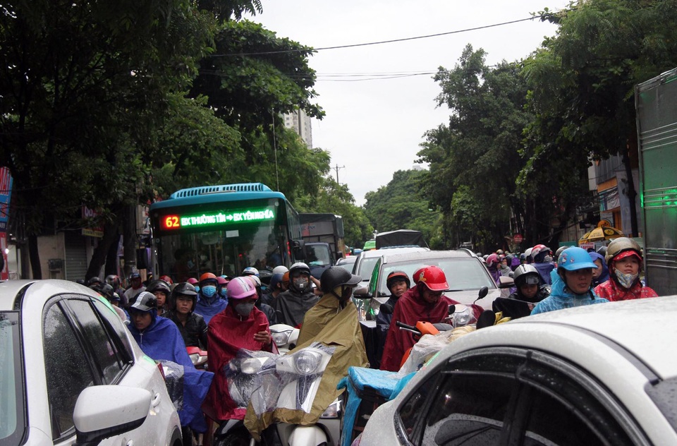 Hà Nội ùn tắc khắp nơi, dân công sở “chôn chân” suốt mấy tiếng không đến nổi cơ quan - 9 Hà Nội ùn tắc khắp nơi, dân công sở “chôn chân” suốt mấy tiếng không đến nổi cơ quan - 9