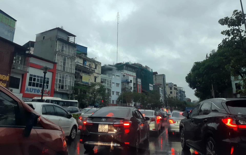 Hà Nội ùn tắc khắp nơi, dân công sở “chôn chân” suốt mấy tiếng không đến nổi cơ quan - 12 Hà Nội ùn tắc khắp nơi, dân công sở “chôn chân” suốt mấy tiếng không đến nổi cơ quan - 12