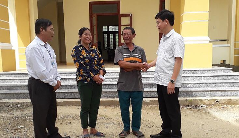 Tặng quà cảm ơn người dân cứu lãnh đạo huyện bị lật thuyền trên sông Gianh - 1 Tặng quà cảm ơn người dân cứu lãnh đạo huyện bị lật thuyền trên sông Gianh - 1