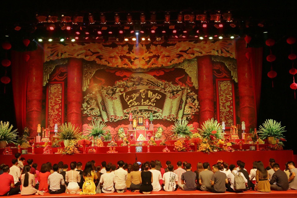 Nhiều thế hệ nghệ sĩ hai miền Nam - Bắc hội ngộ trong ngày giỗ Tổ nghề - 2 Nhiều thế hệ nghệ sĩ hai miền Nam - Bắc hội ngộ trong ngày giỗ Tổ nghề - 2