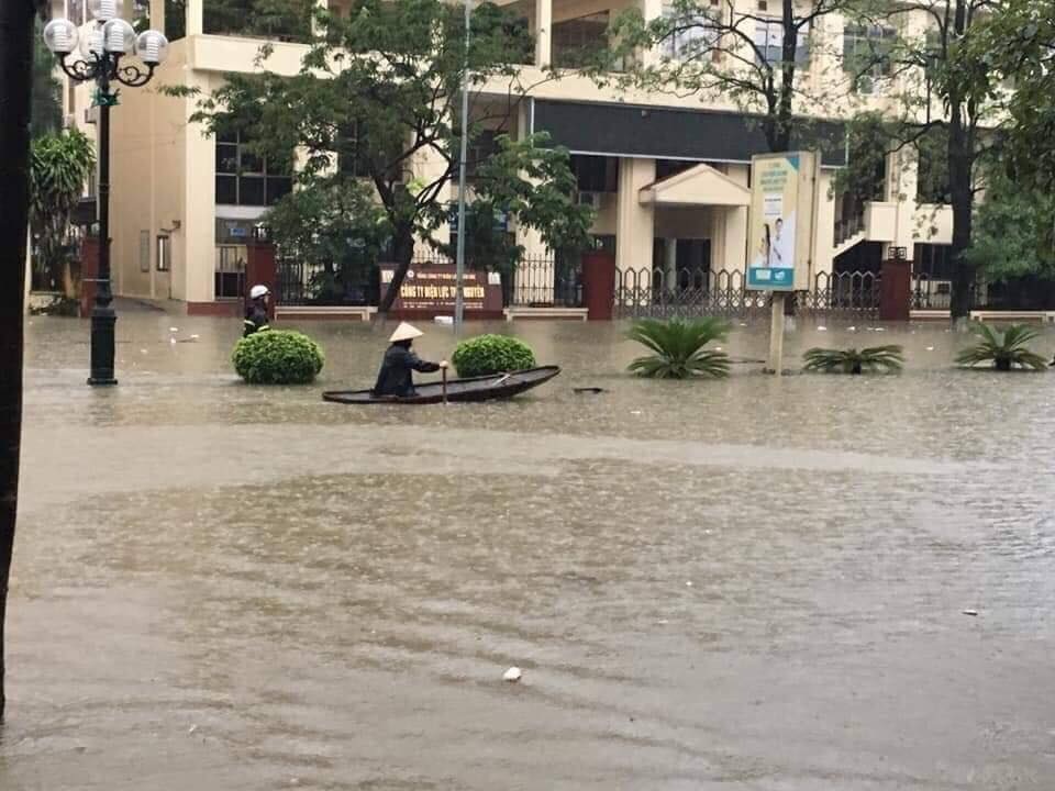 Hàng loạt ô tô “chìm nghỉm” trong biển nước ở Thái Nguyên - 1 Hàng loạt ô tô “chìm nghỉm” trong biển nước ở Thái Nguyên - 1