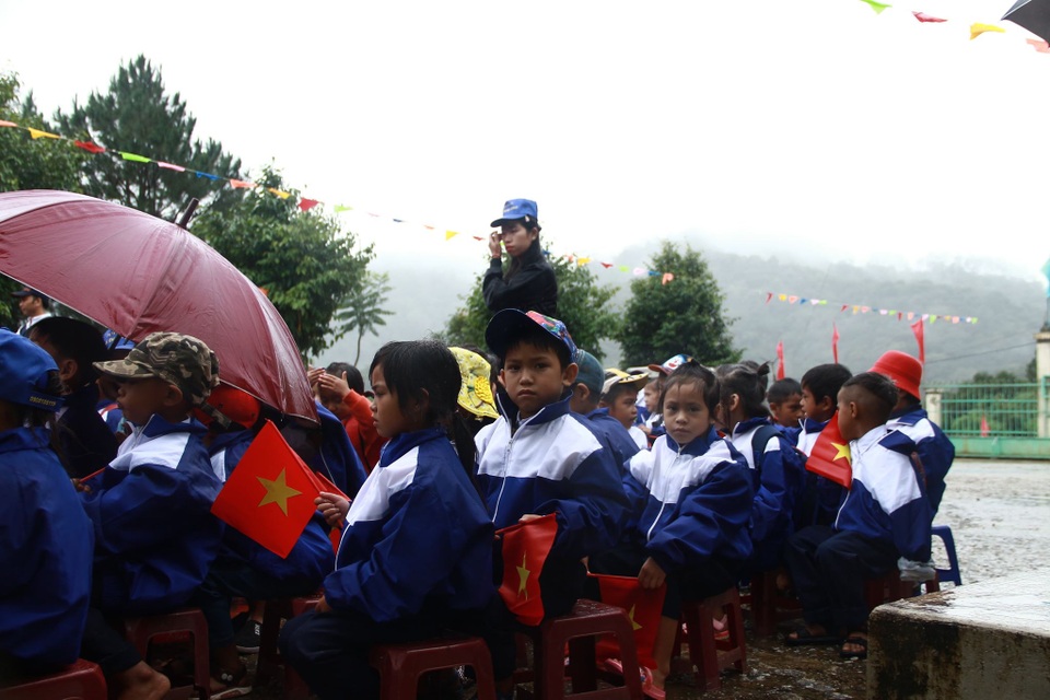 Hàng ngàn học sinh vùng cao rộn ràng đón lễ khai giảng muộn vì sạt lở - 4 Hàng ngàn học sinh vùng cao rộn ràng đón lễ khai giảng muộn vì sạt lở - 4