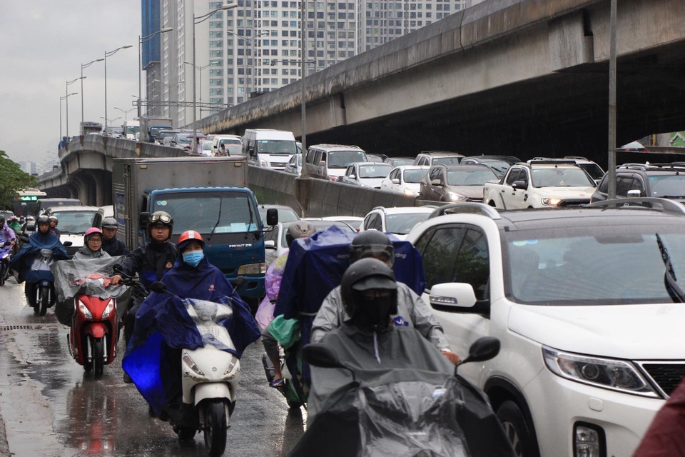 Hà Nội sáng nay trời tối đen, nhiều tuyến đường ùn tắc - 10 Hà Nội sáng nay trời tối đen, nhiều tuyến đường ùn tắc - 10