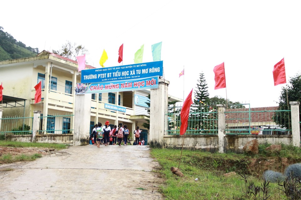 Hàng ngàn học sinh vùng cao rộn ràng đón lễ khai giảng muộn vì sạt lở - 7 Hàng ngàn học sinh vùng cao rộn ràng đón lễ khai giảng muộn vì sạt lở - 7