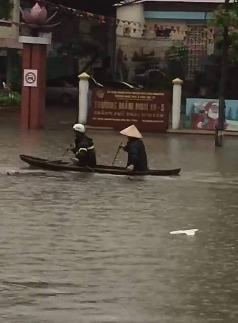 Hàng loạt ô tô “chìm nghỉm” trong biển nước ở Thái Nguyên - 2 Hàng loạt ô tô “chìm nghỉm” trong biển nước ở Thái Nguyên - 2
