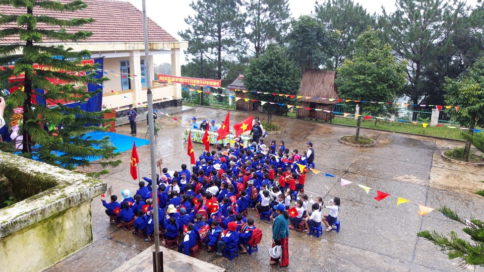 Hàng ngàn học sinh vùng cao rộn ràng đón lễ khai giảng muộn vì sạt lở - 1 Hàng ngàn học sinh vùng cao rộn ràng đón lễ khai giảng muộn vì sạt lở - 1