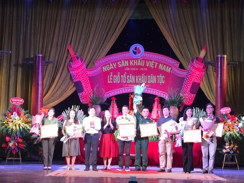Nhiều thế hệ nghệ sĩ hai miền Nam - Bắc hội ngộ trong ngày giỗ Tổ nghề - 8 Nhiều thế hệ nghệ sĩ hai miền Nam - Bắc hội ngộ trong ngày giỗ Tổ nghề - 8