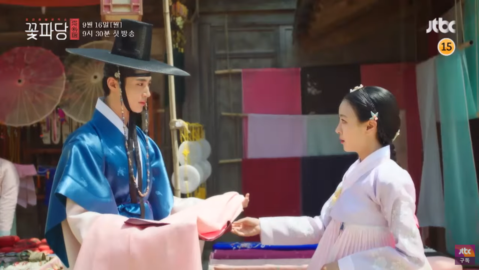 Hé lộ chuyện tình tay ba giữa nhà vua, ông mai và cô nàng cá tính trong “Biệt đội hoa hòe” - 2 Hé lộ chuyện tình tay ba giữa nhà vua, ông mai và cô nàng cá tính trong “Biệt đội hoa hòe” - 2
