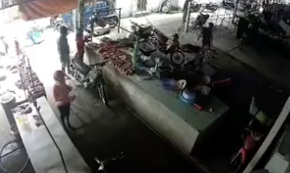 Án mạng kinh hoàng tại chợ, 2 người thương vong - 2 Án mạng kinh hoàng tại chợ, 2 người thương vong - 2
