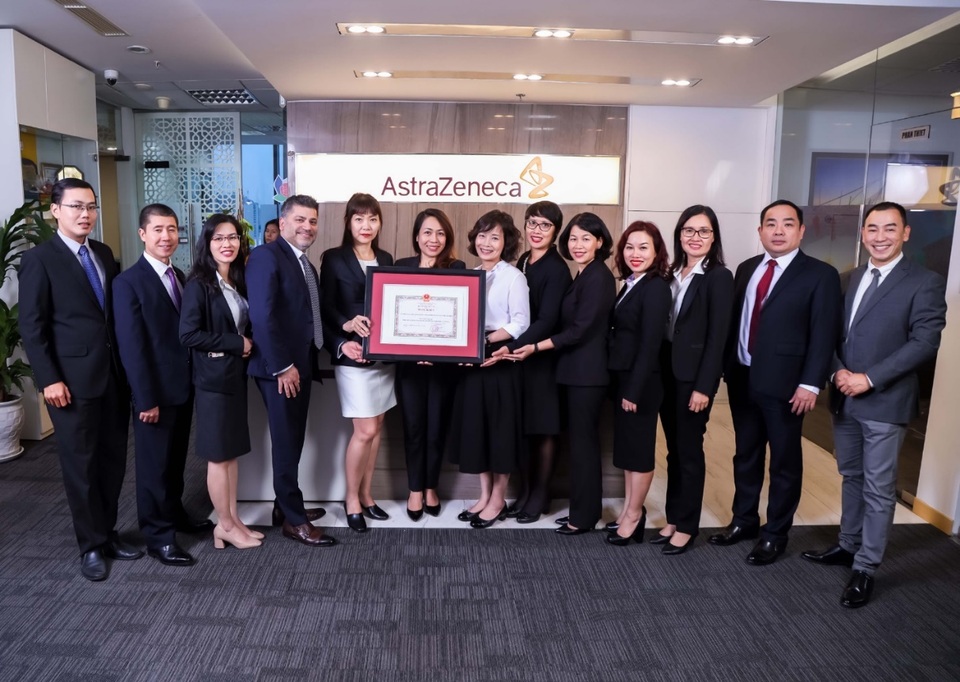 Bộ trưởng Bộ Y tế tặng bằng khen cho AstraZeneca Việt Nam - 2 Bộ trưởng Bộ Y tế tặng bằng khen cho AstraZeneca Việt Nam - 2
