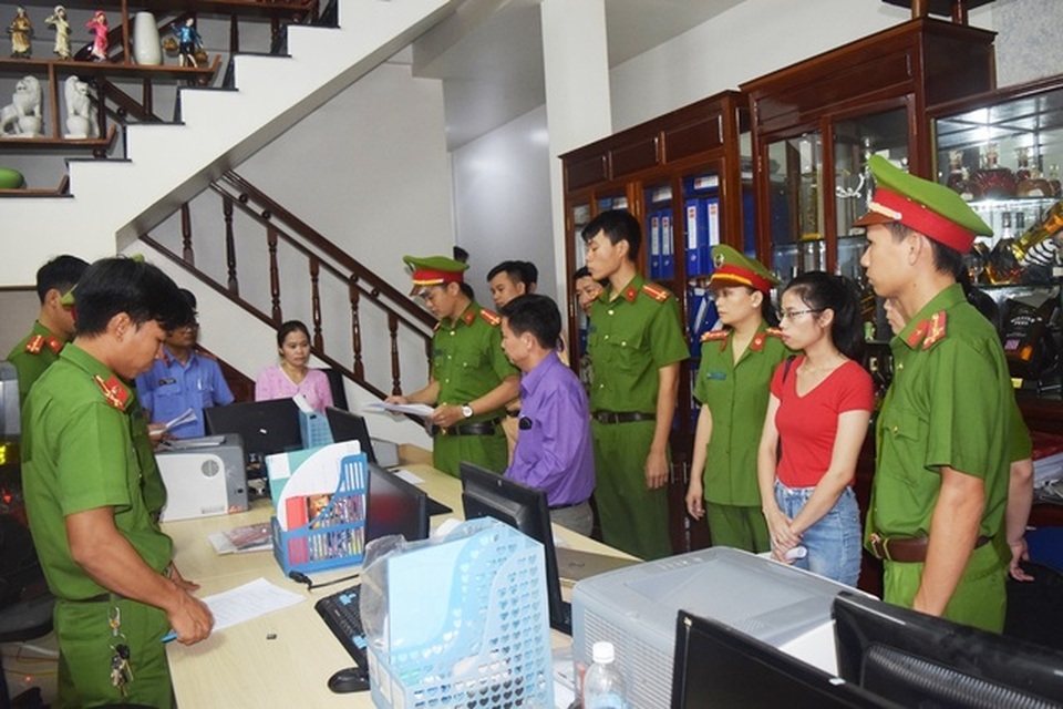 Bắt cựu nhân viên hàng không lừa doanh nghiệp 12 tỷ để “chạy án” cho trùm vật liệu xây dựng - 2 Bắt cựu nhân viên hàng không lừa doanh nghiệp 12 tỷ để “chạy án” cho trùm vật liệu xây dựng - 2